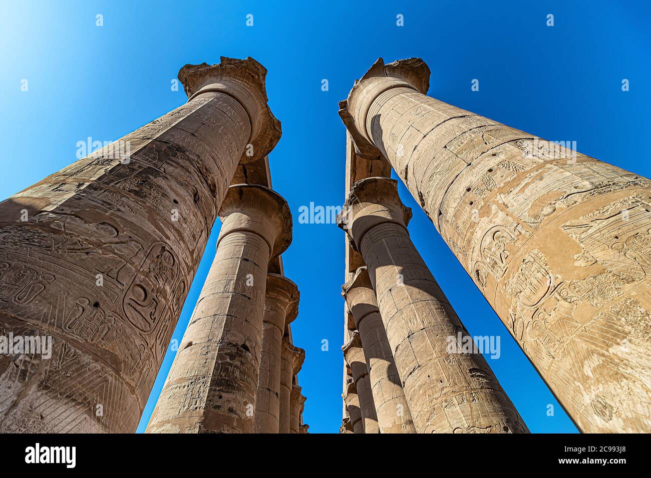 Columnas en el Templo de Luxor, un gran complejo de templos antiguos egipcios situado en la orilla este del río Nilo en la ciudad hoy conocida como Luxor (anci Foto de stock