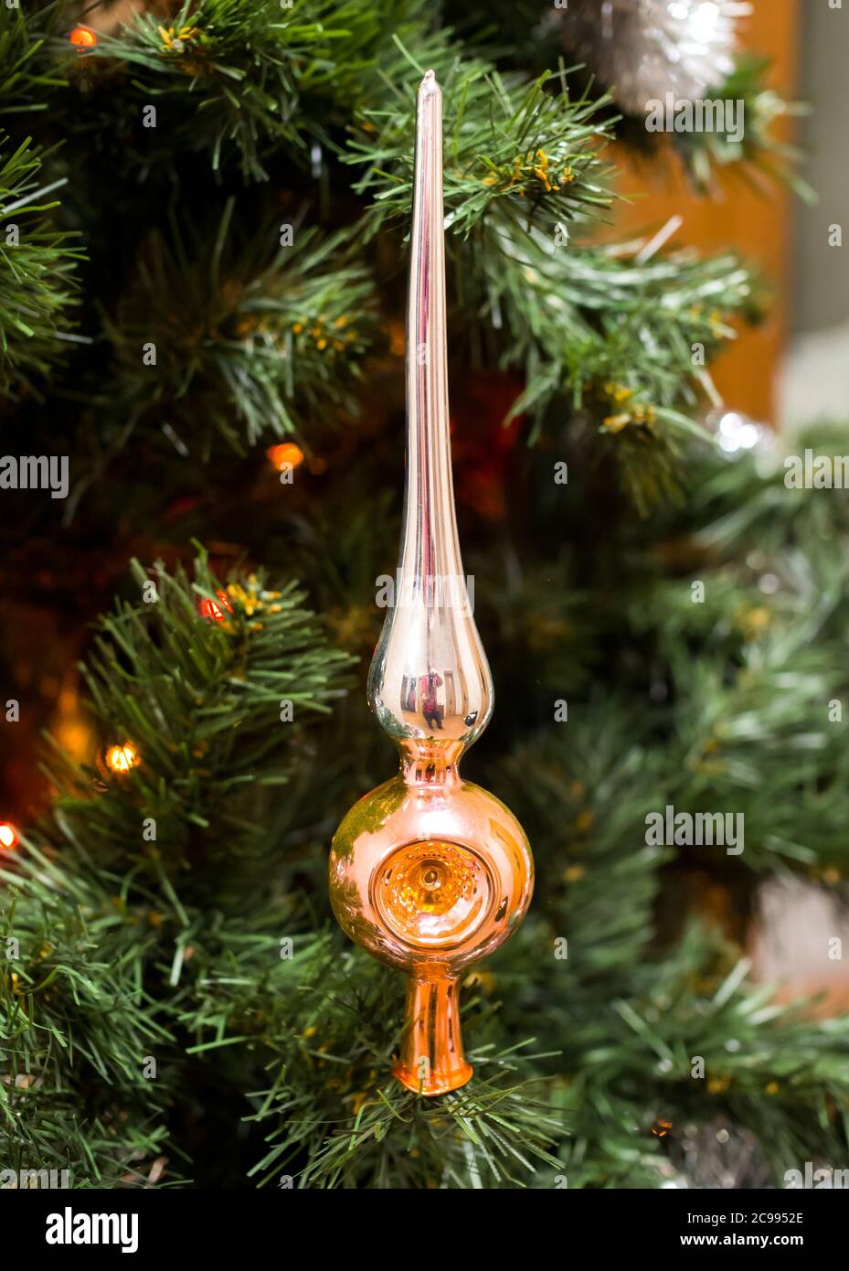 Punta de vidrio en la parte superior del árbol de Navidad. Juguete de árbol  de Navidad URSS Fotografía de stock - Alamy
