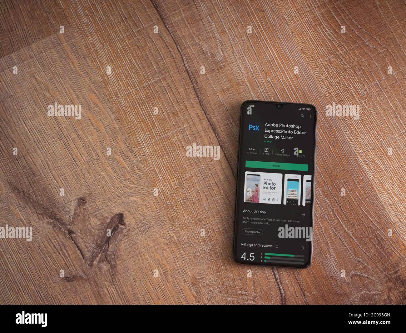 LOD, Israel - 8 de julio de 2020: Adobe Photoshop Express Photo Editor  aplicación Play Store página en la pantalla de un teléfono inteligente móvil  negro sobre fondo de madera Fotografía de stock - Alamy