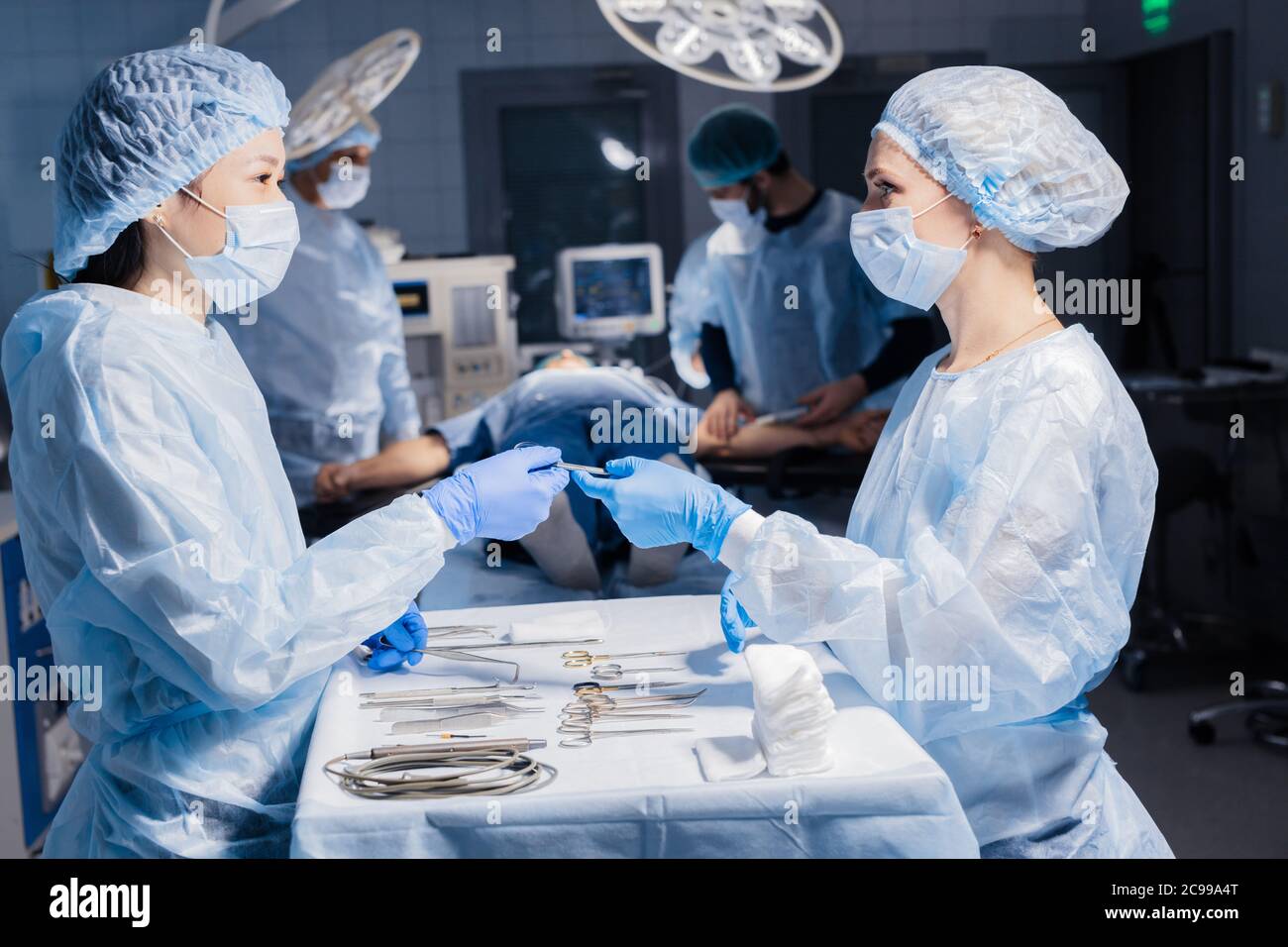 Moderno hospital quirófano estéril de acero con instrumentos médicos. Luz  azul quirúrgica en el quirófano. Preparación para el comienzo del sur  Fotografía de stock - Alamy