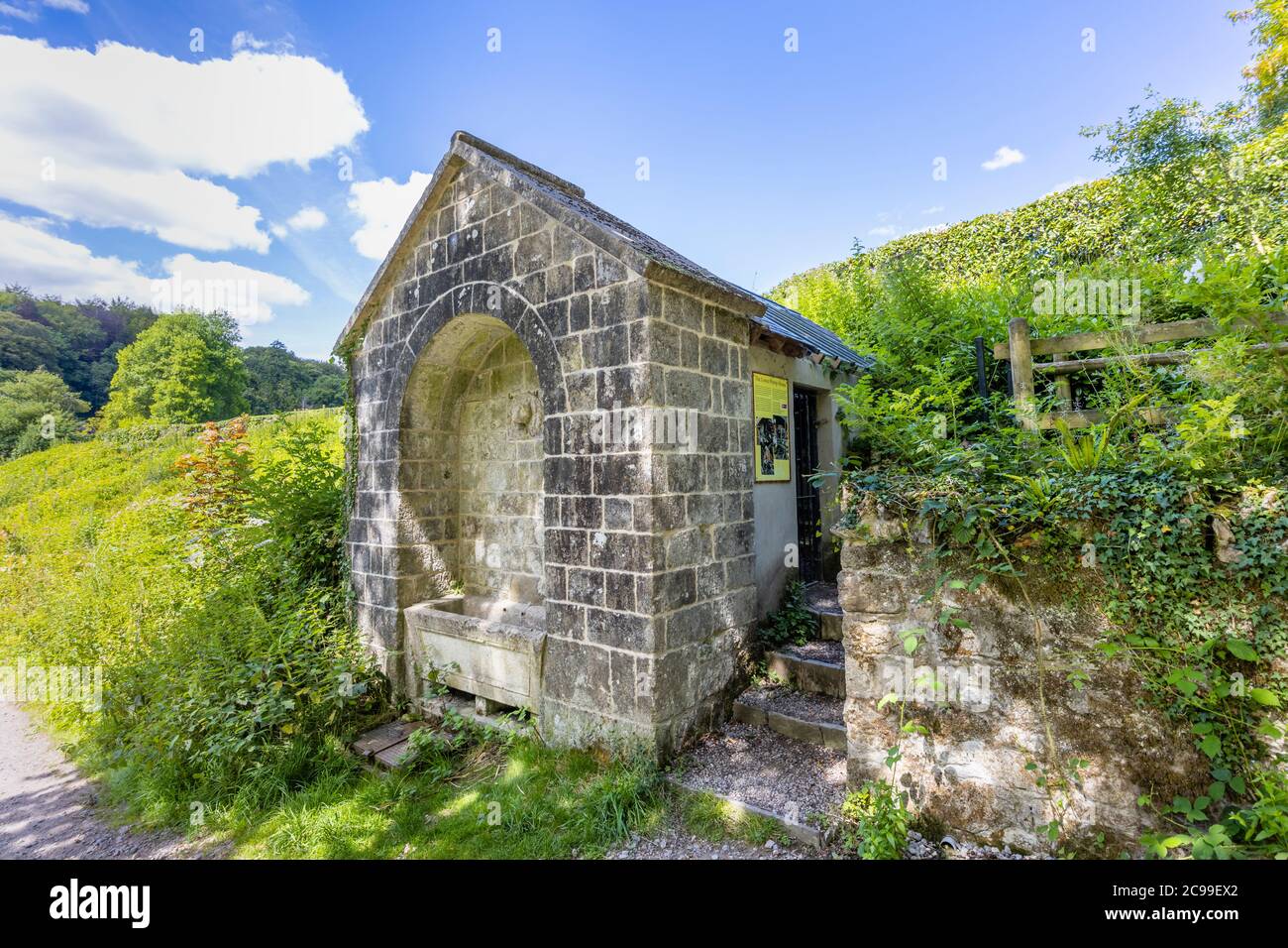 La casa de la bomba inferior restaurada en Stourton, un pequeño pueblo cerca de Stourhead, Somerset, al suroeste de Inglaterra Foto de stock