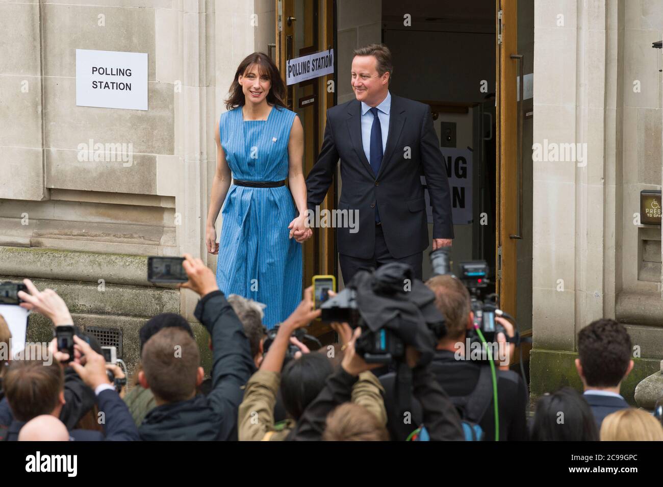 El primer ministro británico David Cameron se va con su esposa Samantha después de votar en el referéndum británico sobre si seguir siendo parte de la Unión Europea o irse, Methodist Central Hall Westminster, Londres, Reino Unido. 23 de junio de 2016 Foto de stock