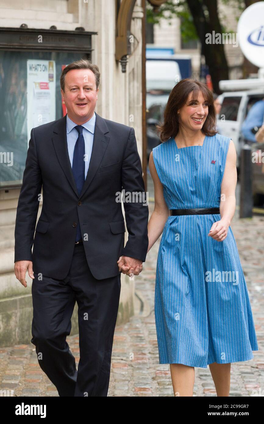 El primer ministro británico David Cameron llegó con su esposa Samantha para votar en el referéndum británico sobre si seguir siendo parte de la Unión Europea o irse, Methodist Central Hall Westminster, Londres, Reino Unido. 23 de junio de 2016 Foto de stock