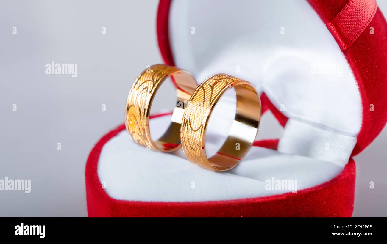 Dos anillos de boda en una caja roja en forma de corazón Fotografía de  stock - Alamy