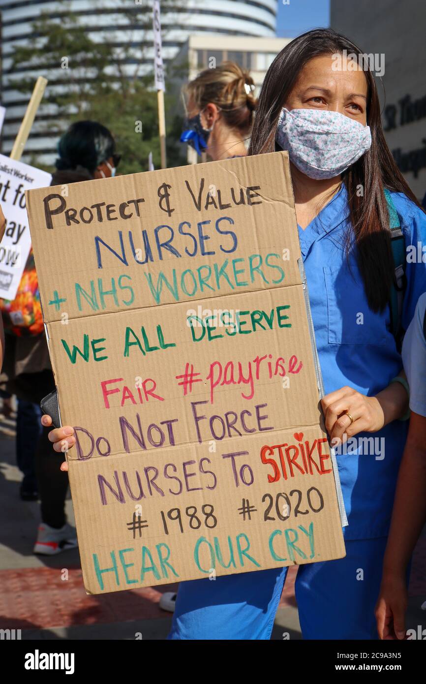 LONDRES, INGLATERRA, 29 2020 DE JULIO, el personal de NHS protesta fuera de Downing Street después de marcharse del Hospital St Thomas en el 'arco por justicia salarial para NHS y trabajadores clave' (crédito: Lucy North | MI Noticias) crédito: MI Noticias y Deporte / Alamy Live News Foto de stock