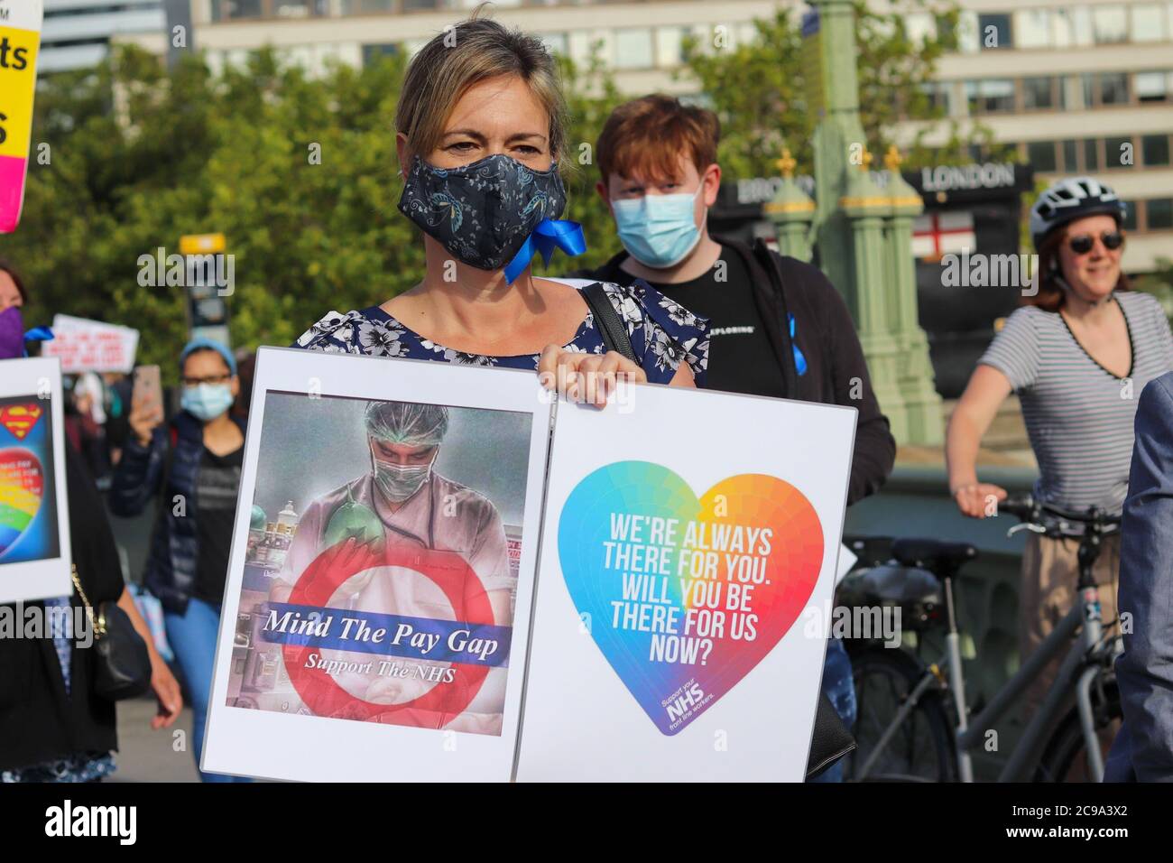 LONDRES, INGLATERRA, 29 2020 DE JULIO, el personal de NHS protesta fuera de Downing Street después de marcharse del Hospital St Thomas en el 'arco por justicia salarial para NHS y trabajadores clave' (crédito: Lucy North | MI Noticias) crédito: MI Noticias y Deporte / Alamy Live News Foto de stock