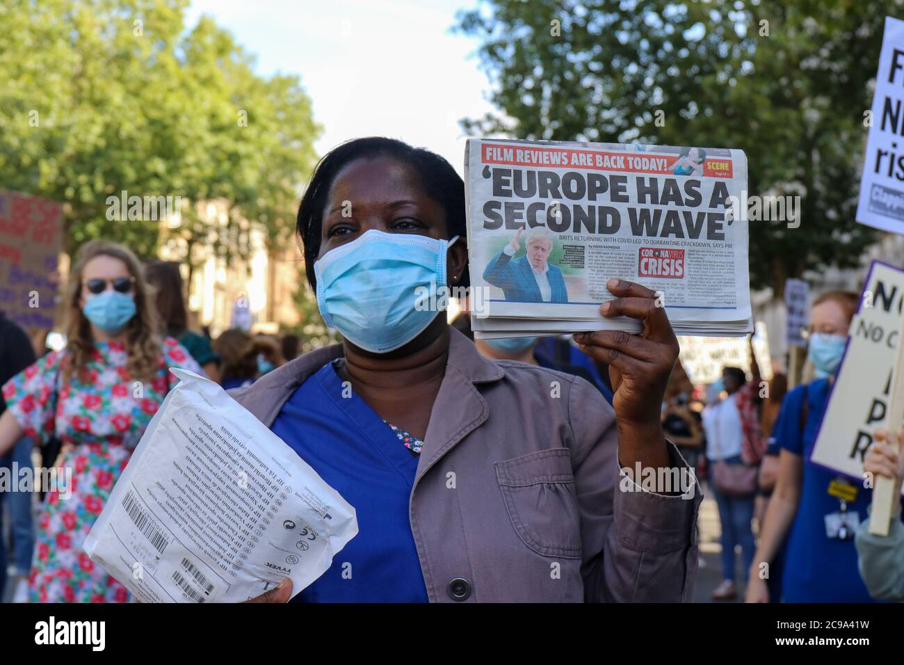 LONDRES, INGLATERRA, 29 2020 DE JULIO, el personal de NHS protesta fuera de Downing Street después de marcharse del Hospital St Thomas en el 'arco por justicia salarial para NHS y trabajadores clave' (crédito: Lucy North | MI Noticias) crédito: MI Noticias y Deporte / Alamy Live News Foto de stock