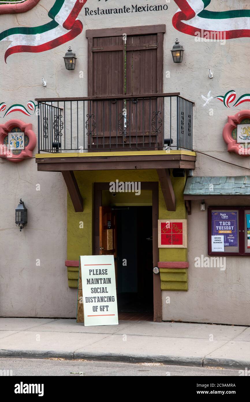 W. St. Paul., Minnesota. Boca Chica restaurante mexicano con un signo de distanciamiento social en la puerta. Foto de stock