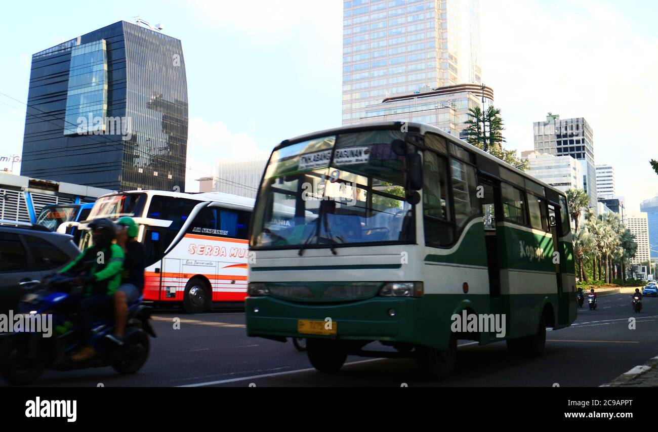 Yakarta, Indonesia - 4 de marzo de 2019: Autobús Kopaja en JL. MH Thamrin.  Kopaja es operador de autobuses privados Fotografía de stock - Alamy