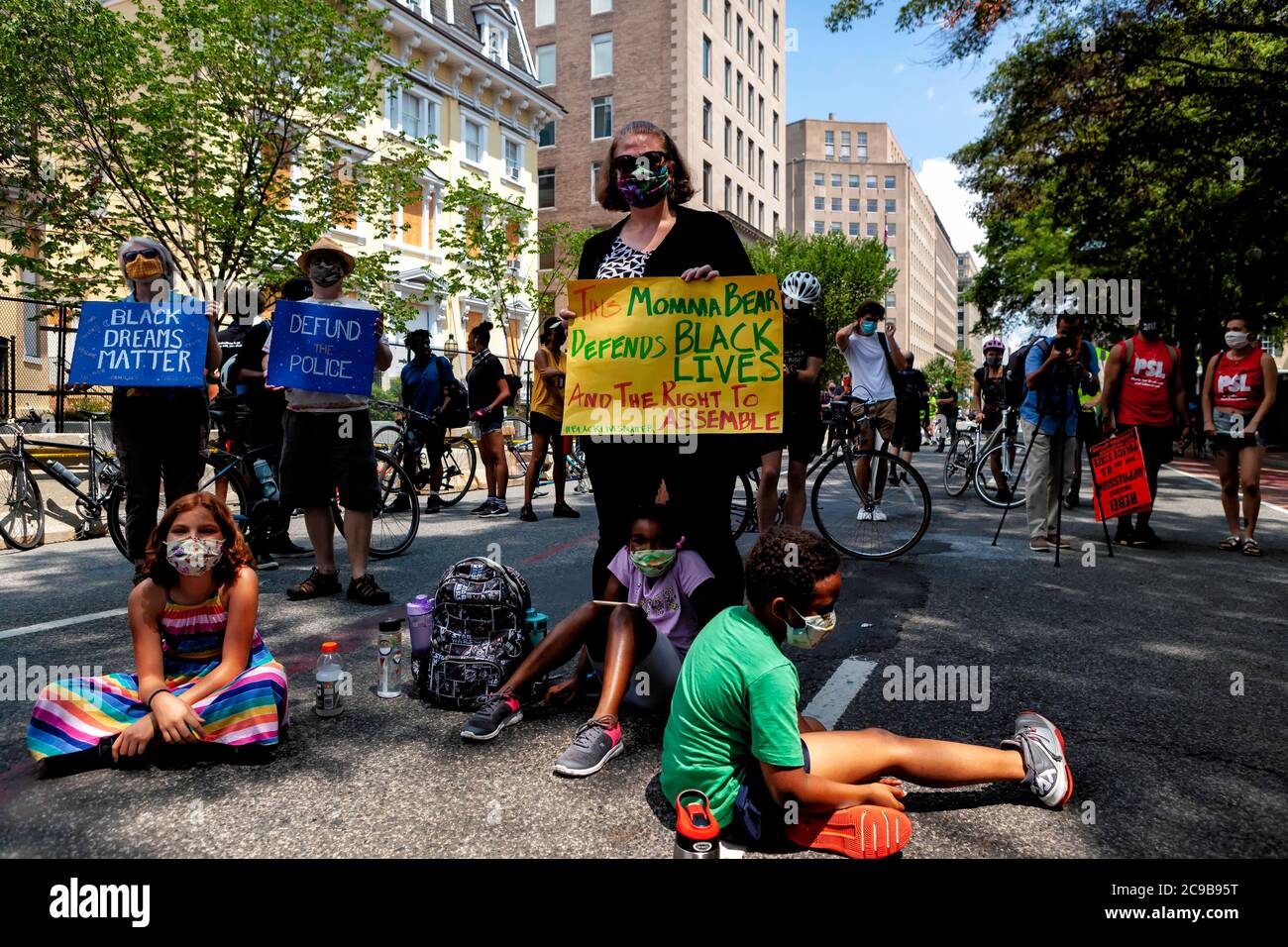 Una mamá y niños en Lafayette Square / Black Lives Matter Plaza antes de la marcha contra el estado de policía de Trump, Washington, DC, Estados Unidos Foto de stock