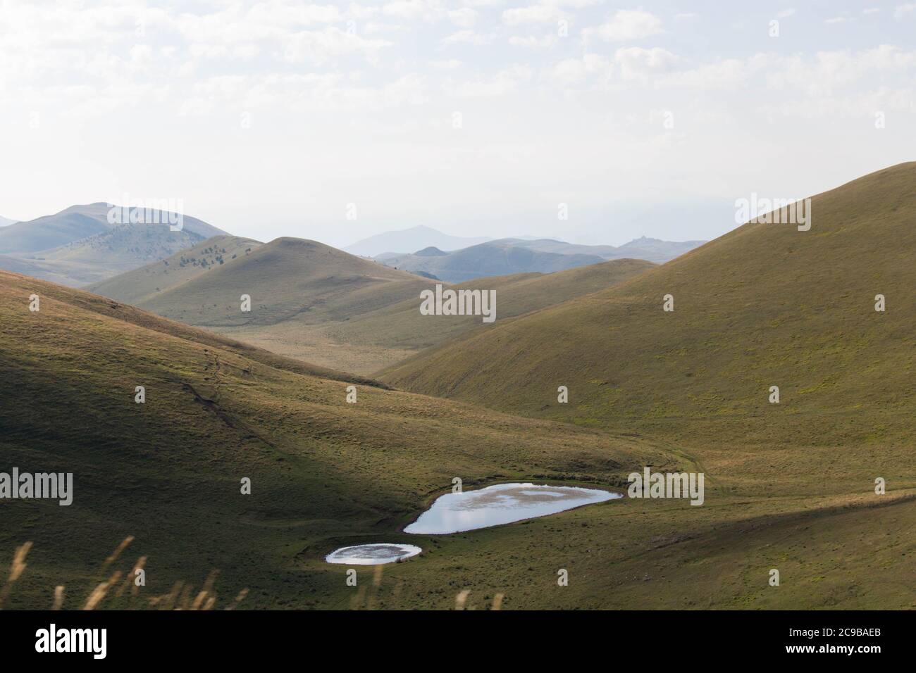 La vista de charco, montañas y nubes en el fondo, Italia. Foto de stock