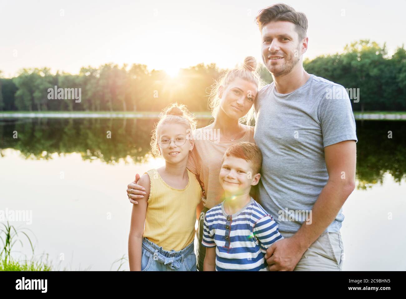Retrato de la familia junto al lago Foto de stock
