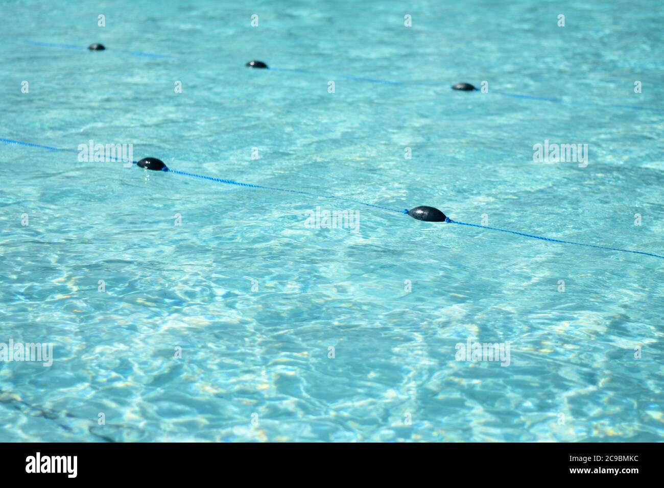 Lido, piscina al aire libre con cuerdas en un día soleado Foto de stock