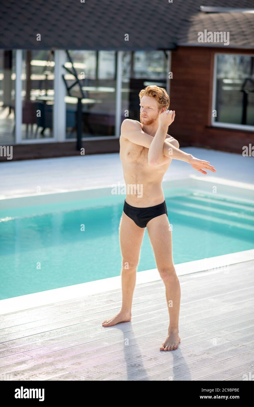 Circunstancias imprevistas delicadeza La Internet Hombre atlético descalzo en traje de baño cerca de la piscina Fotografía de  stock - Alamy
