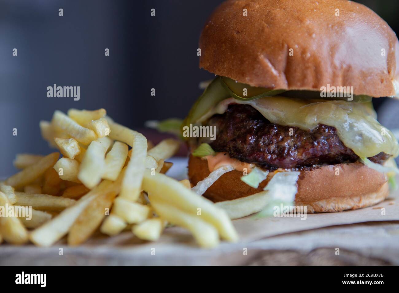 Una hamburguesa con queso y patatas fritas Foto de stock