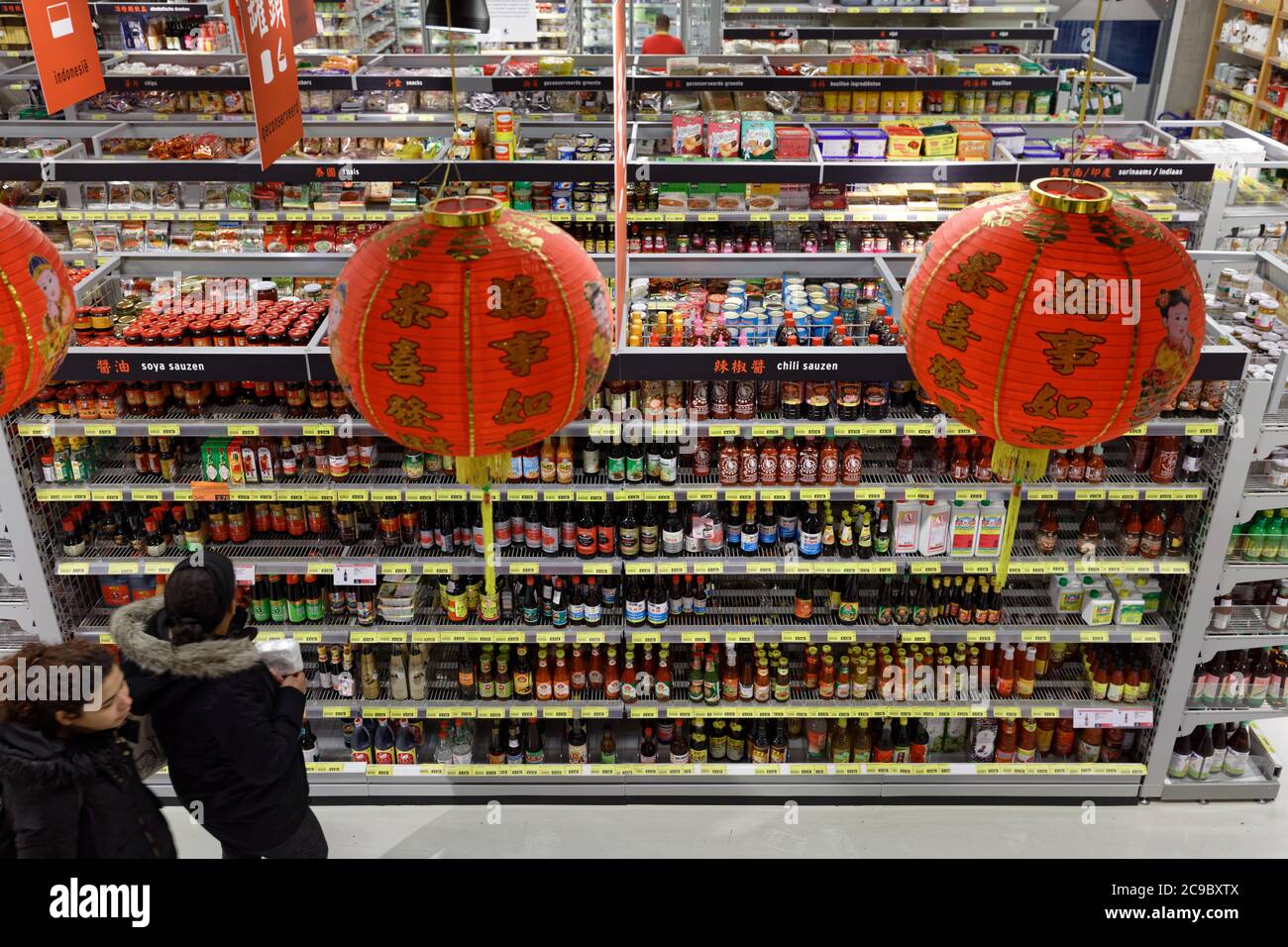 Gente en una tienda China en Rotterdam, países Bajos Fotografía de stock Alamy