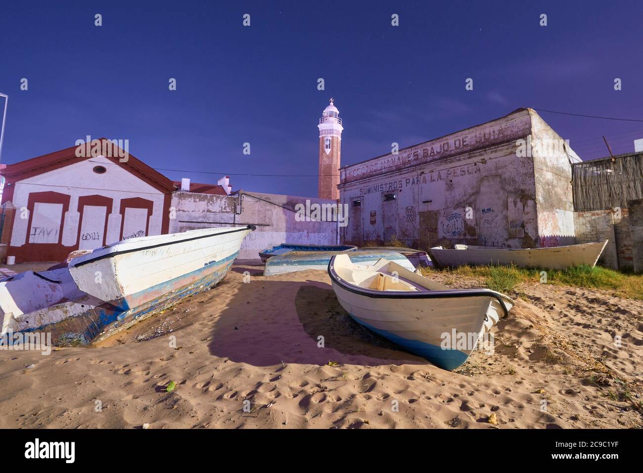 Escena nocturna de un barco de pesca en la costa de Cádiz, Andalucía, España Foto de stock