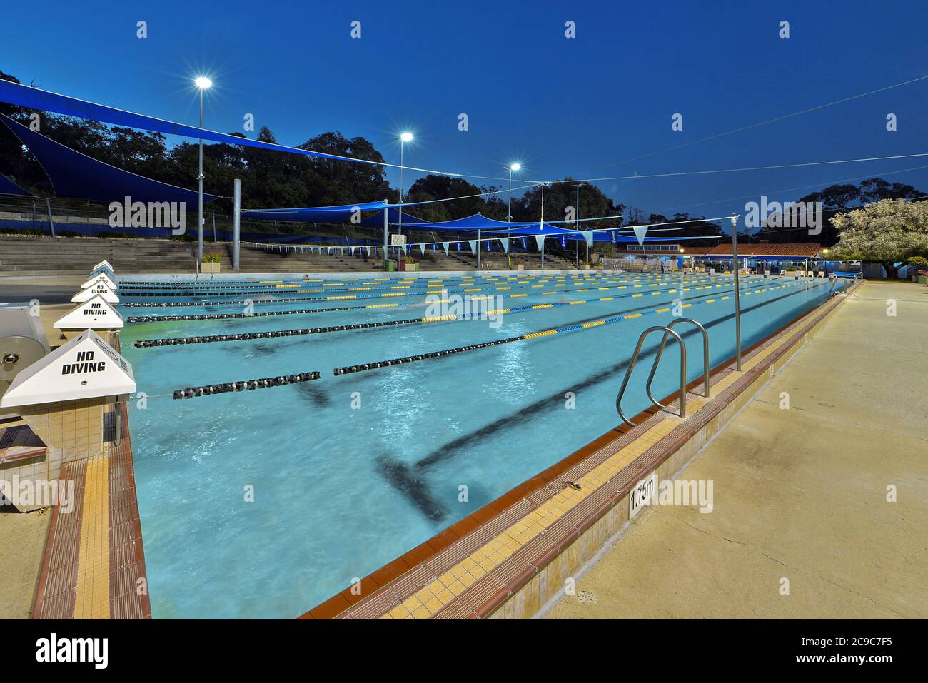 Un marco de bajo nivel de la piscina Bold Park en Perth, Australia Occidental, tomada al atardecer con iluminación junto a la piscina. Foto de stock