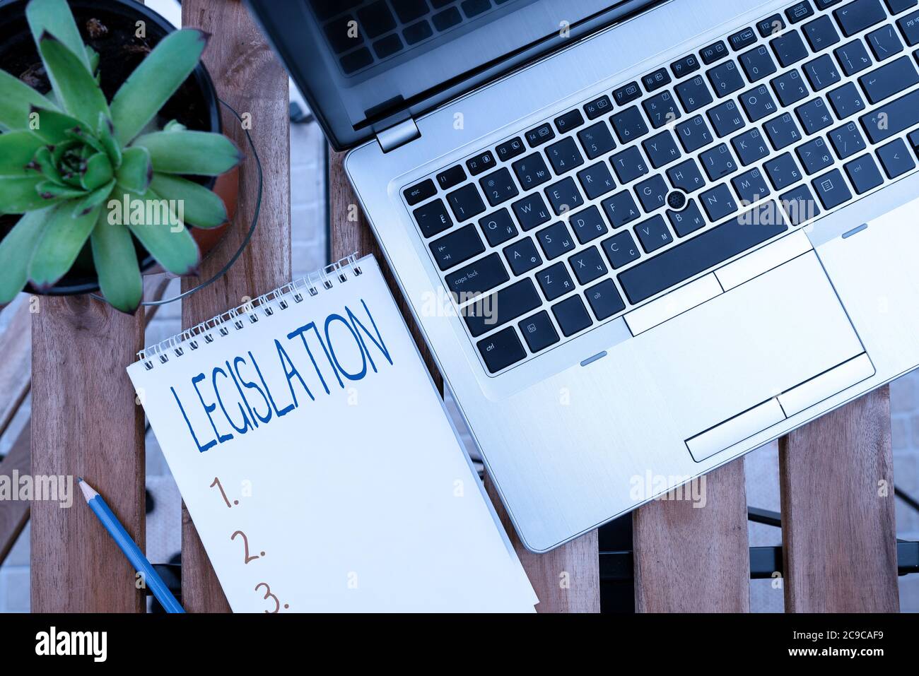 Legislación sobre escritura a mano. Foto conceptual el ejercicio del poder y la función de hacer reglas personal visión general del lugar de trabajo con el dispositivo portátil u Foto de stock