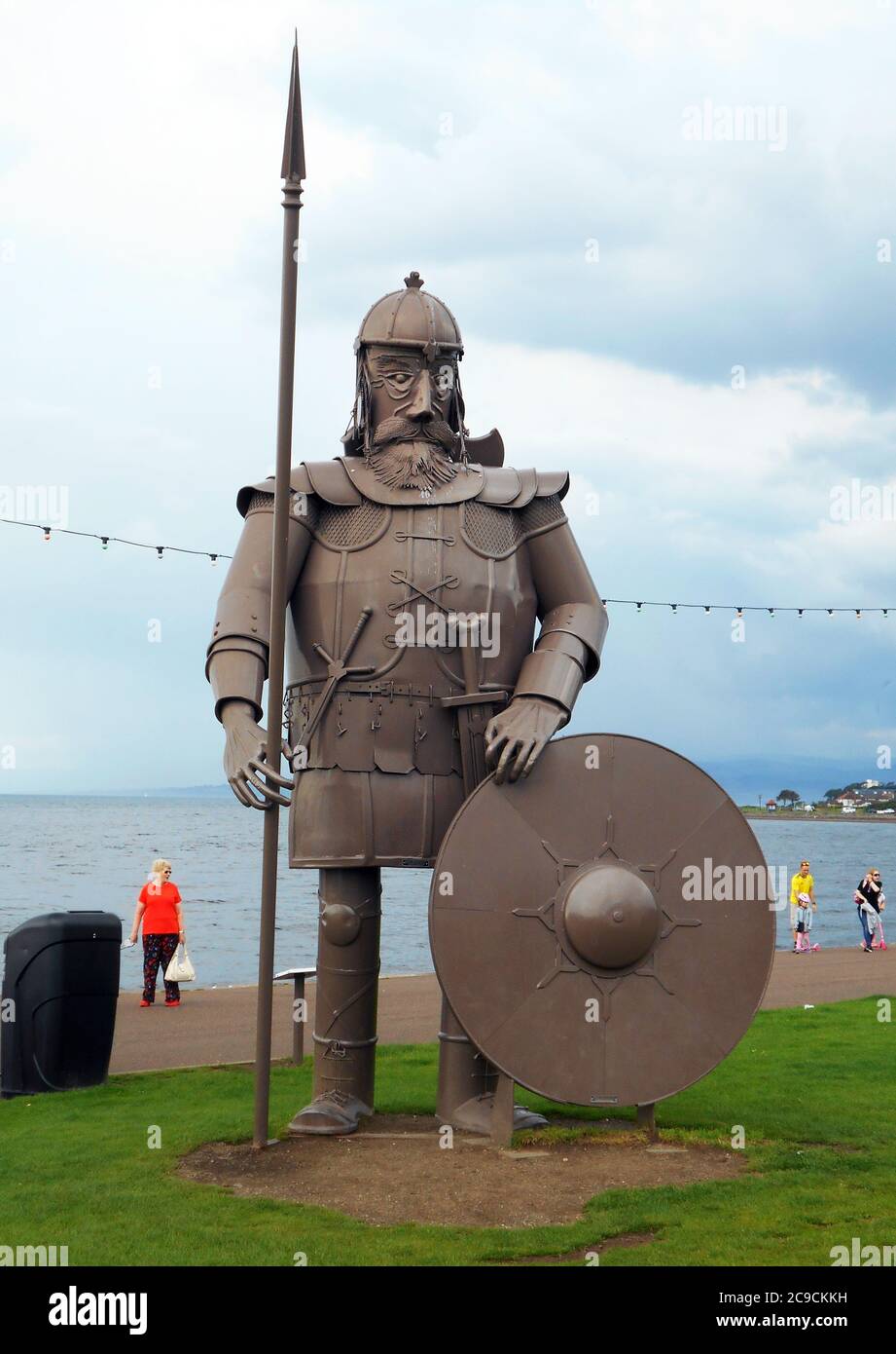 Una gran efigie de un guerrero vikingo se levanta en la parte delantera de la costa, ciudad de vacaciones, de Largs en el Firth de Clyde, Escocia. .Alan Wylie/ALAMY © Foto de stock