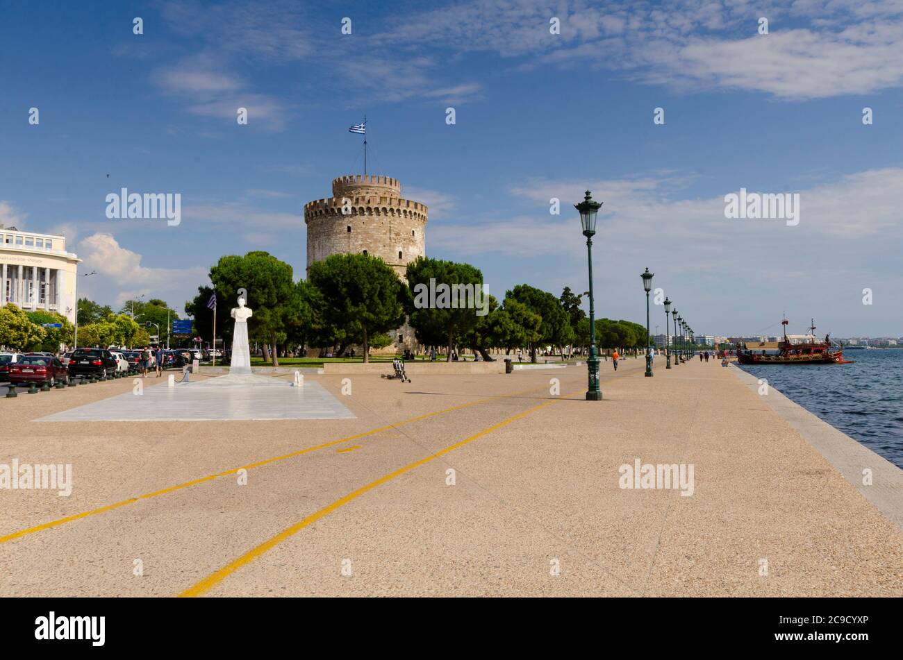 Vista general de la famosa Torre Blanca de Tesalónica Macedonia Grecia. Este punto de referencia fue una antigua fortaleza otomana y una prisión Foto de stock