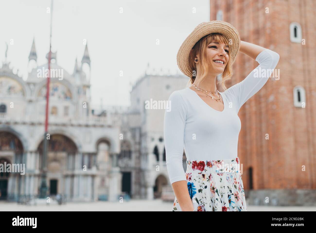 Hermosa chica en Venecia. Viajero disfrutando del tiempo en Venecia, italia  Fotografía de stock - Alamy