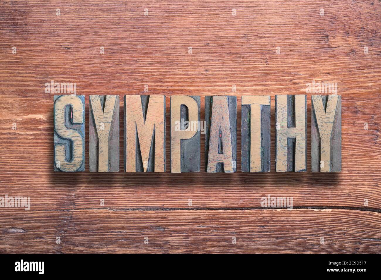 palabra de simpatía combinada en la superficie de madera barnizada vintage Foto de stock