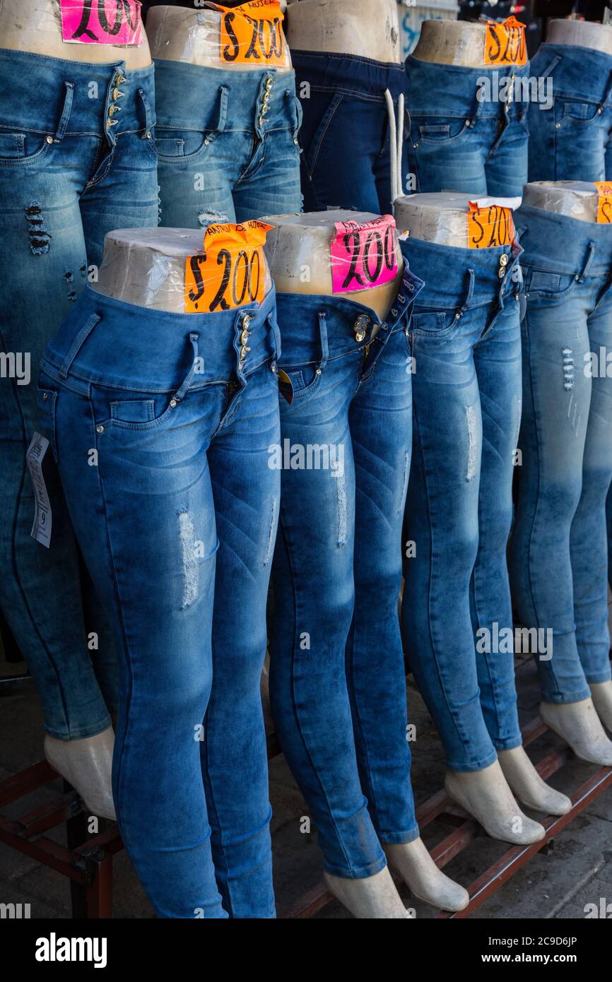 Más que nada camuflaje Insignificante Blue jeans for sale fotografías e imágenes de alta resolución - Alamy