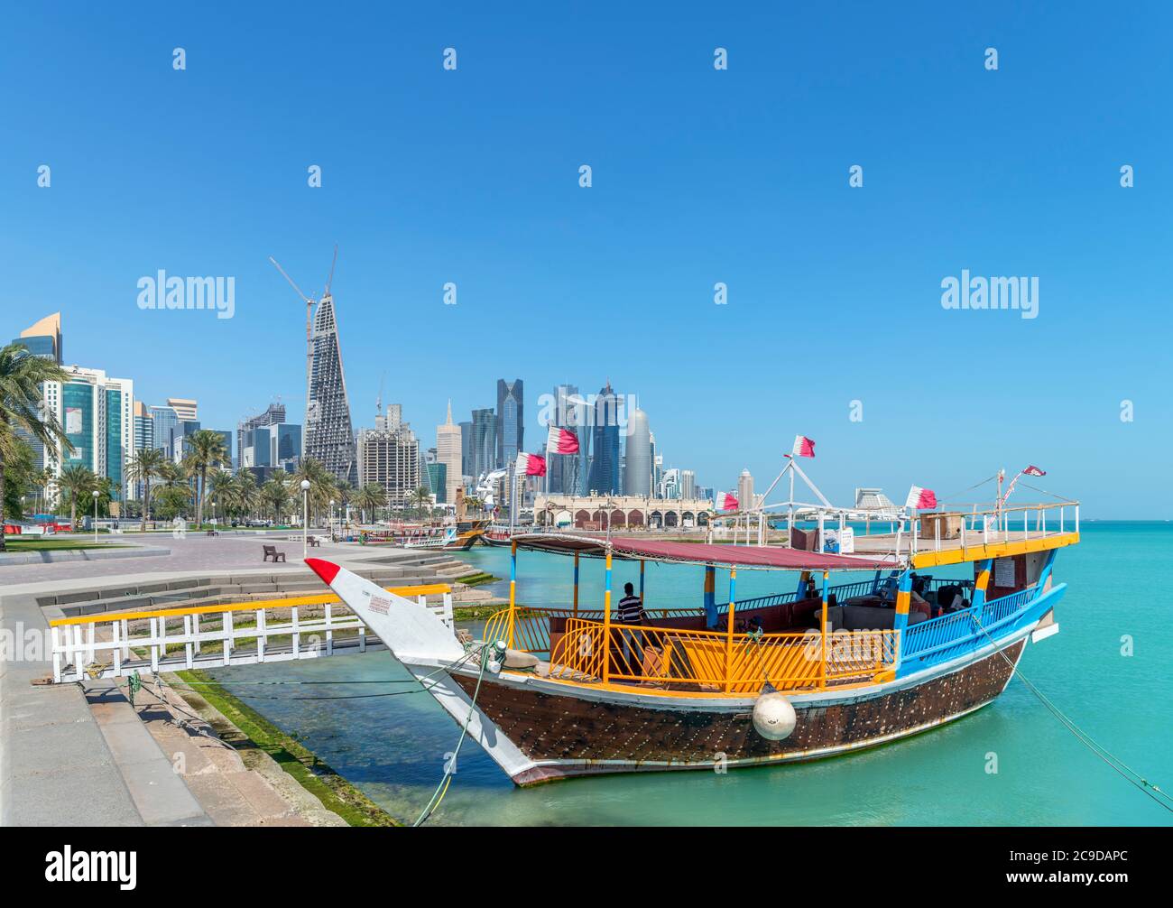 El horizonte del distrito central de negocios de West Bay desde Corniche, Doha, Qatar, Oriente Medio Foto de stock