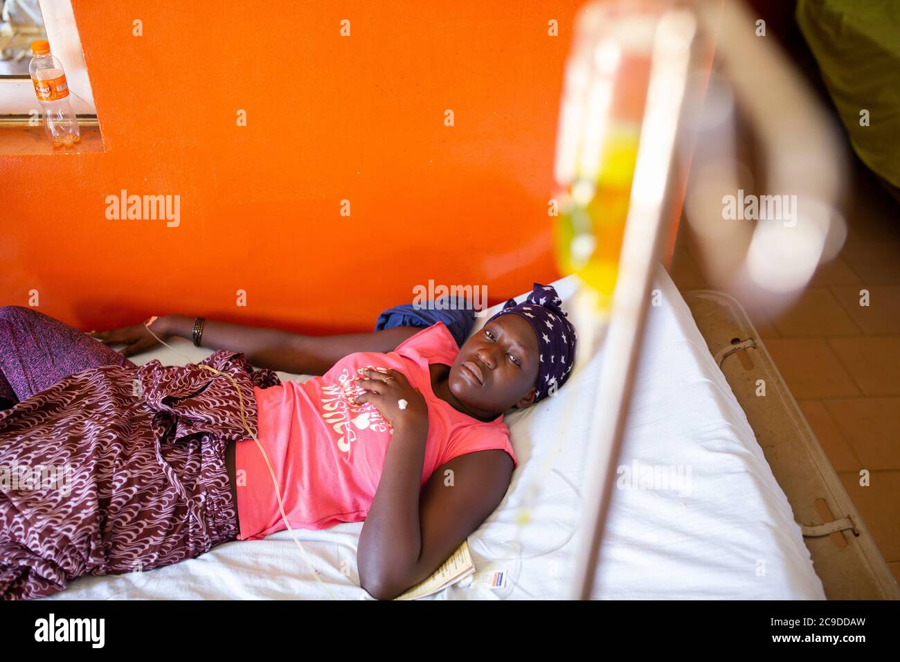 Un paciente convalesce con la malaria en un centro de salud en Conakry, Guinea, África Occidental. Foto de stock