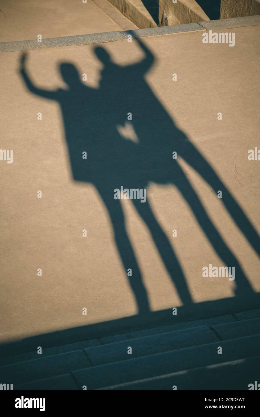La sombra de la pareja en el suelo. Silueta de las sombras sobre el asfalto. Manos arriba, con el corazón entre los dos Fotografía de stock - Alamy La sombra de la pareja en el suelo. Silueta de las sombras sobre el asfalto. Manos arriba, con el corazón entre los dos Fotografía de stock - Alamy