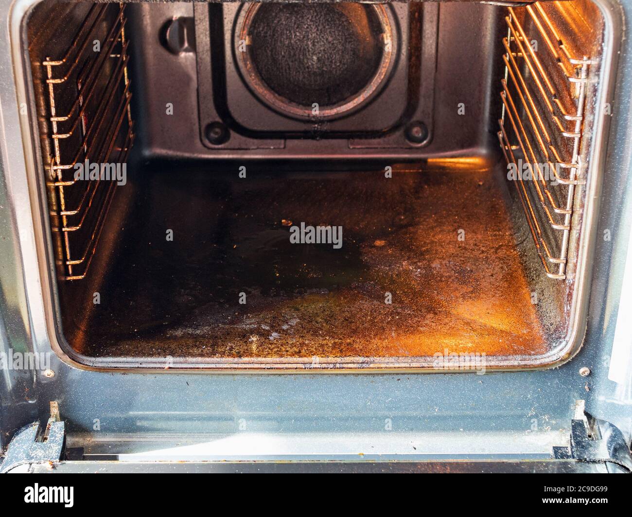 el hombre retira las bandas de goma del horno. reparación y limpieza de un  horno eléctrico Fotografía de stock - Alamy