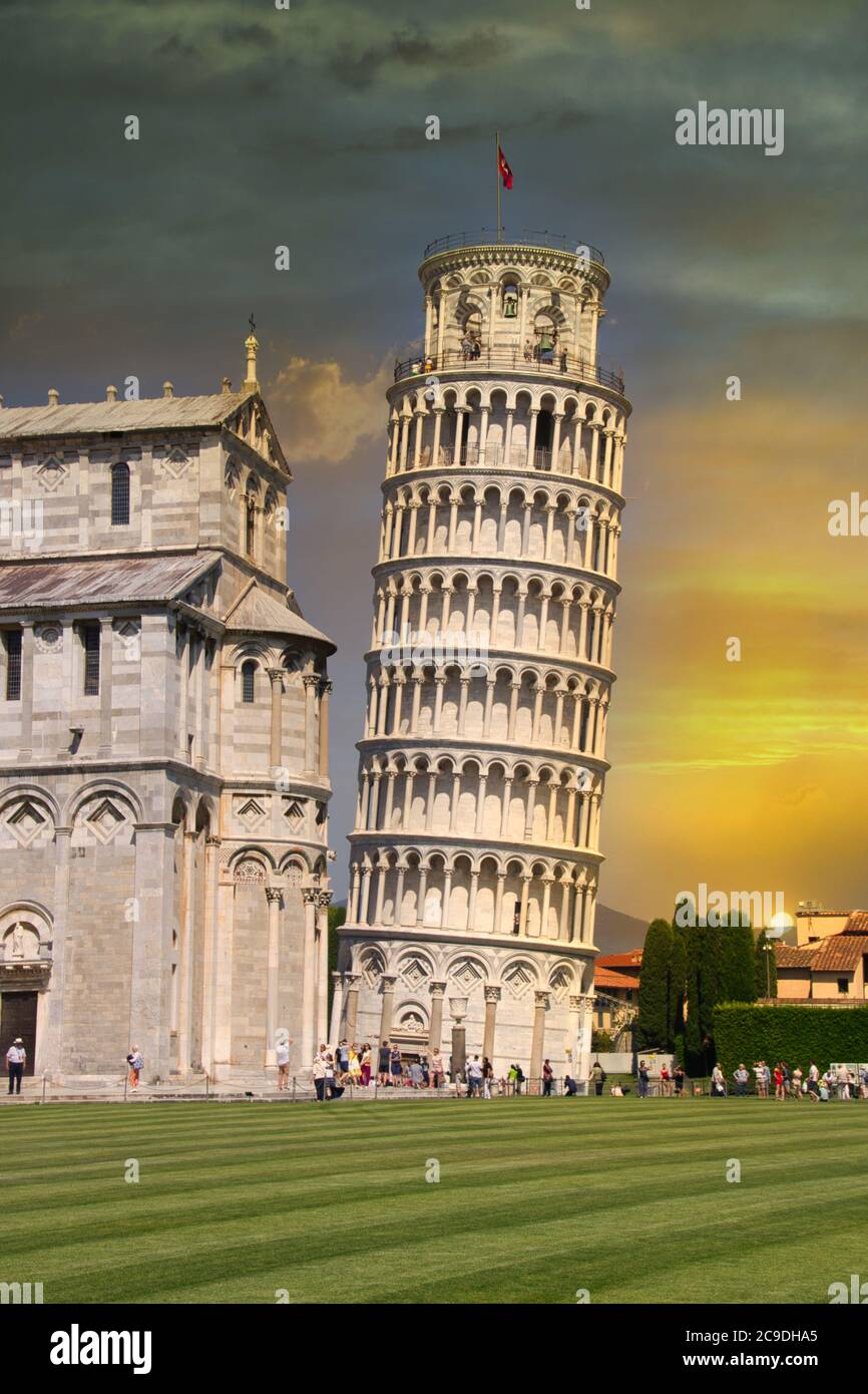 Torre de Pisa en la Plaza de los Milagros, iluminada por la noche con la puesta de sol, Italia Foto de stock