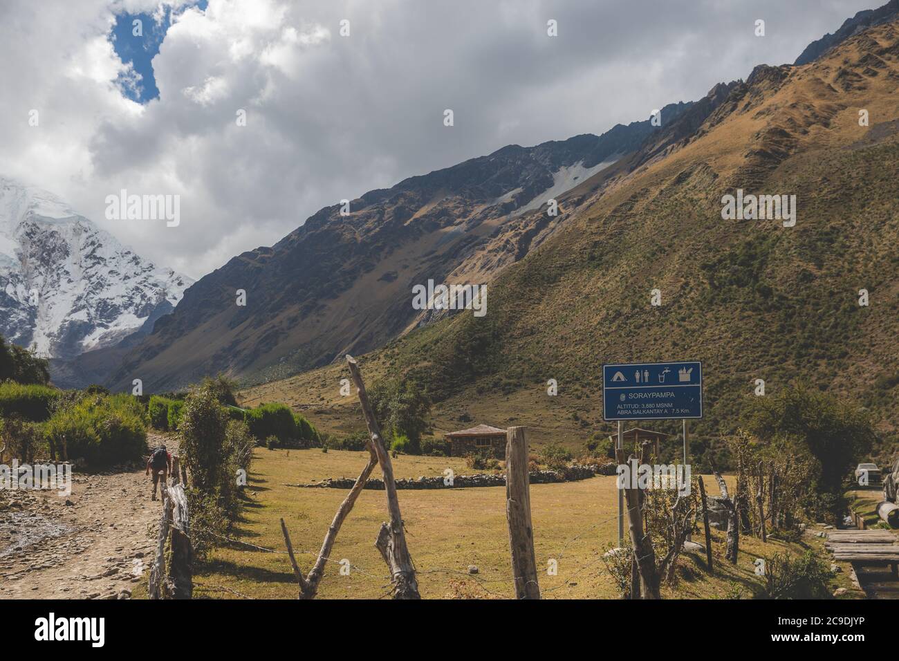 Primer punto de control y camping desde Salkantay Trek en Cusco, Perú Foto de stock