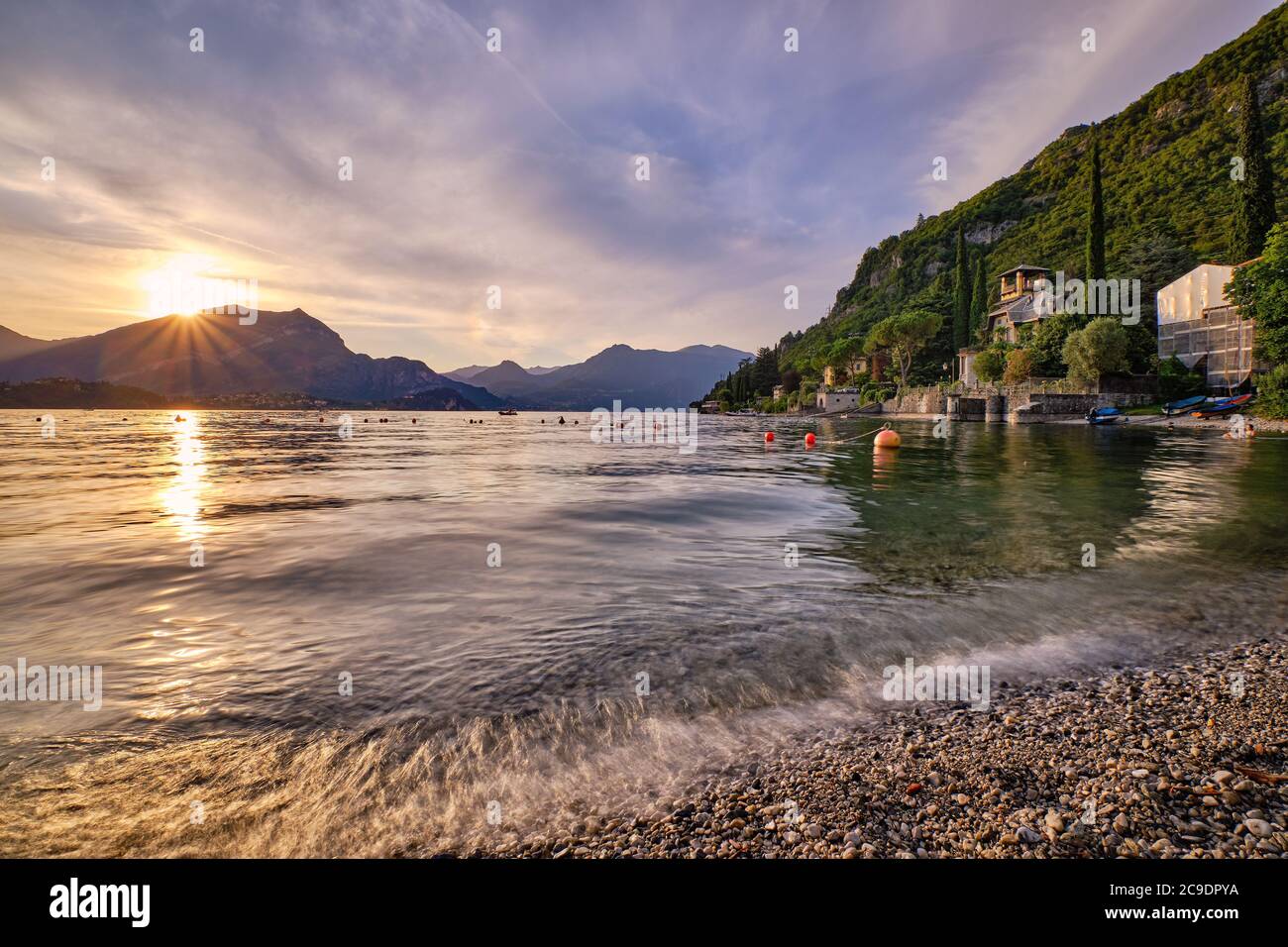 Una de las bahías y playas más hermosas del Lago como. Lierna, Provincia de Lecco, Lago como, Lombardía, Italia, Europa. Foto de stock