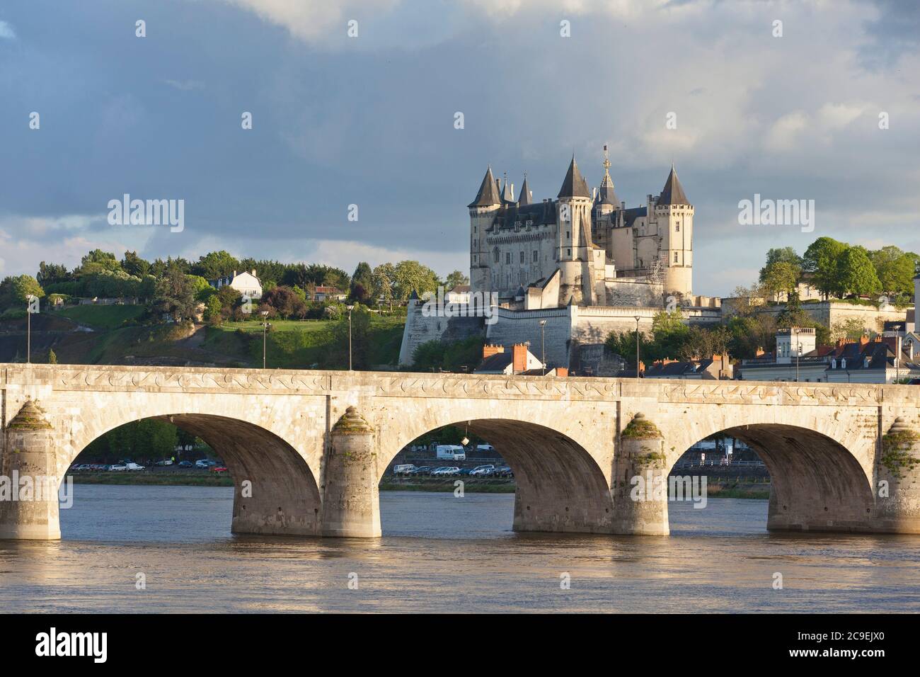 Chateau Saumur en el río Loira con el puente viejo. Chateau Saumur mit Brücke über die Loire an einem ruhigen Sommer Abend Foto de stock
