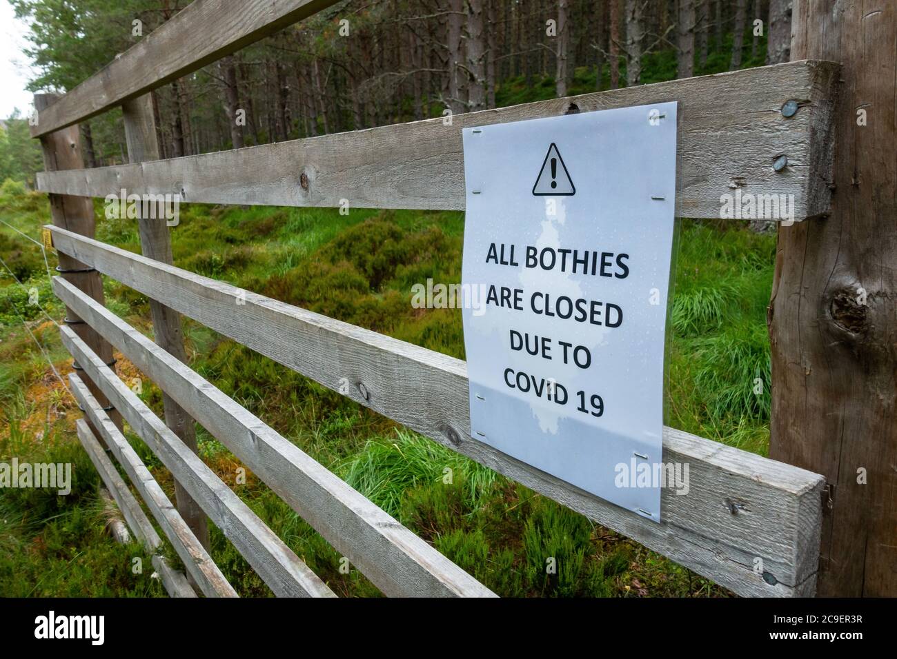 Señal cerca de Braemar en Escocia, Reino Unido, declarando que los bothies están cerrados debido a la pandemia del coronavirus Covid 19 Foto de stock