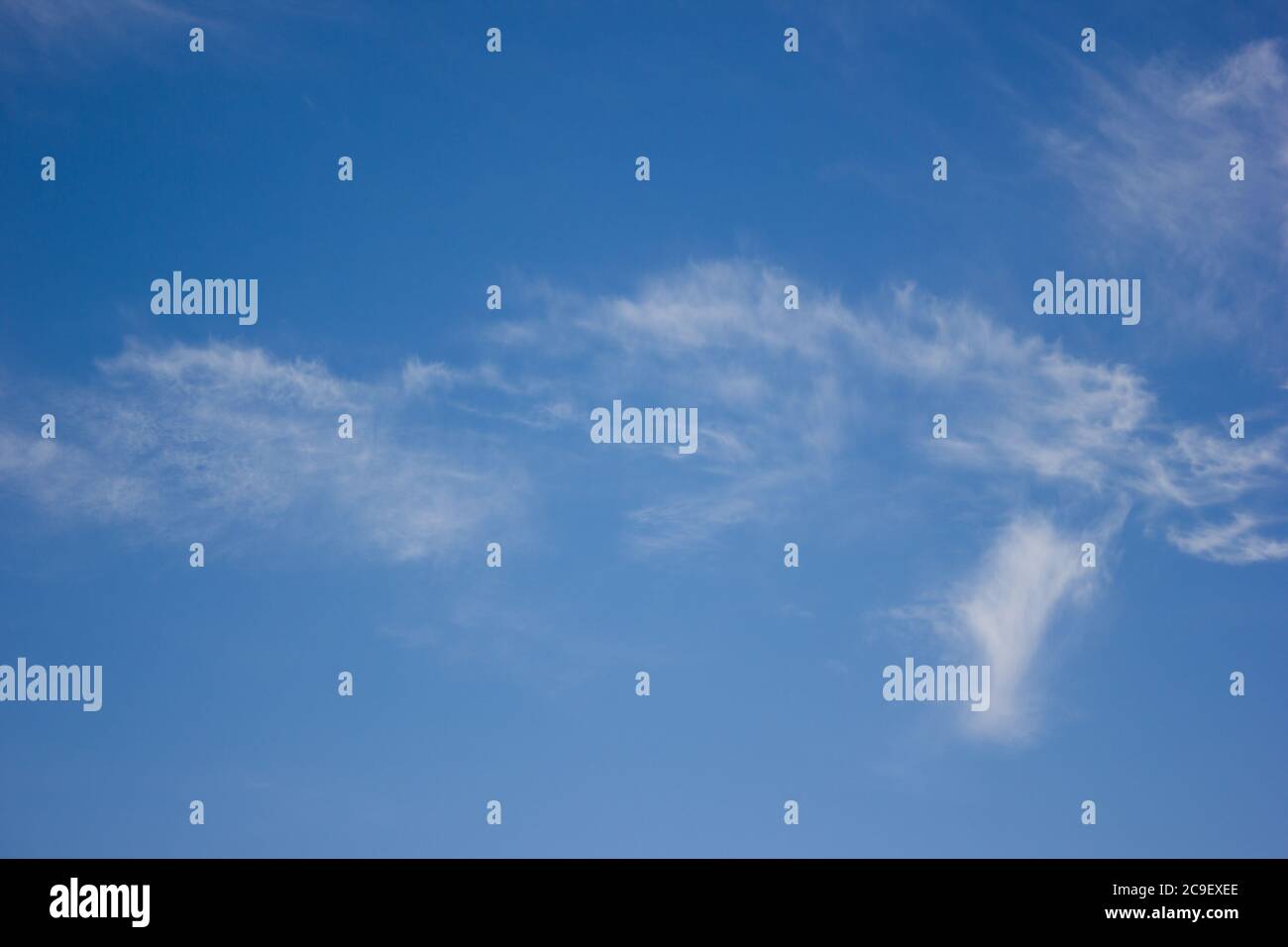 Cielo azul nubes fondo textura turquesa soleado nublado celestial Foto de stock