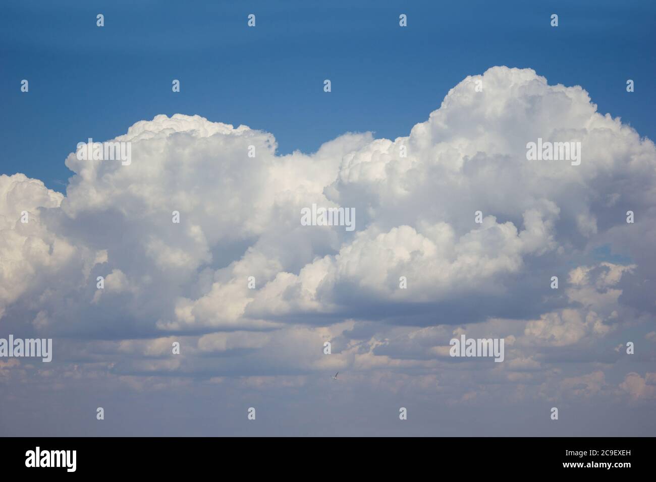 Cielo azul nubes fondo textura turquesa soleado nublado celestial Foto de stock