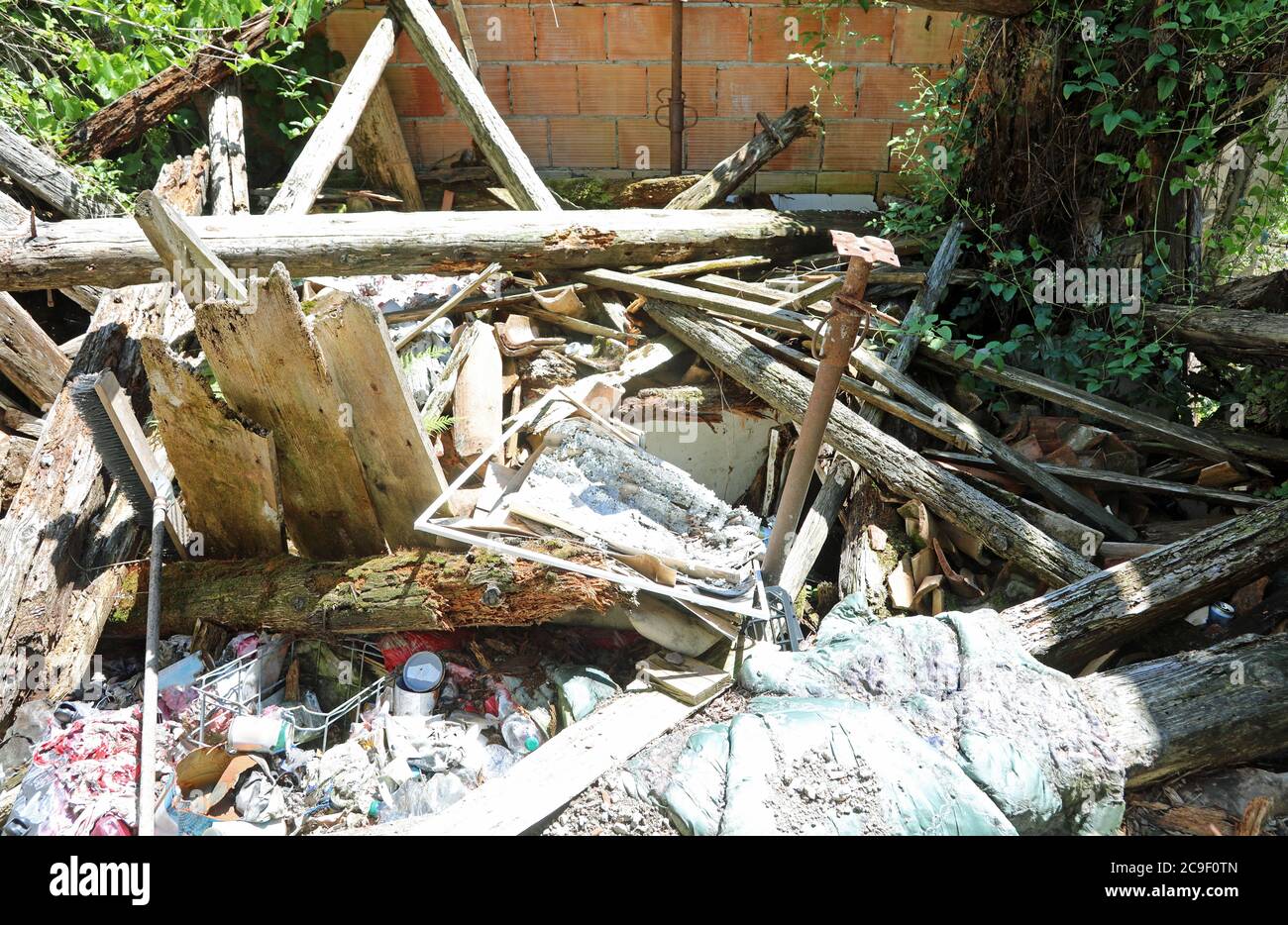 basurero no autorizado en la casa abandonada llena de residuos de todo tipo  Fotografía de stock - Alamy