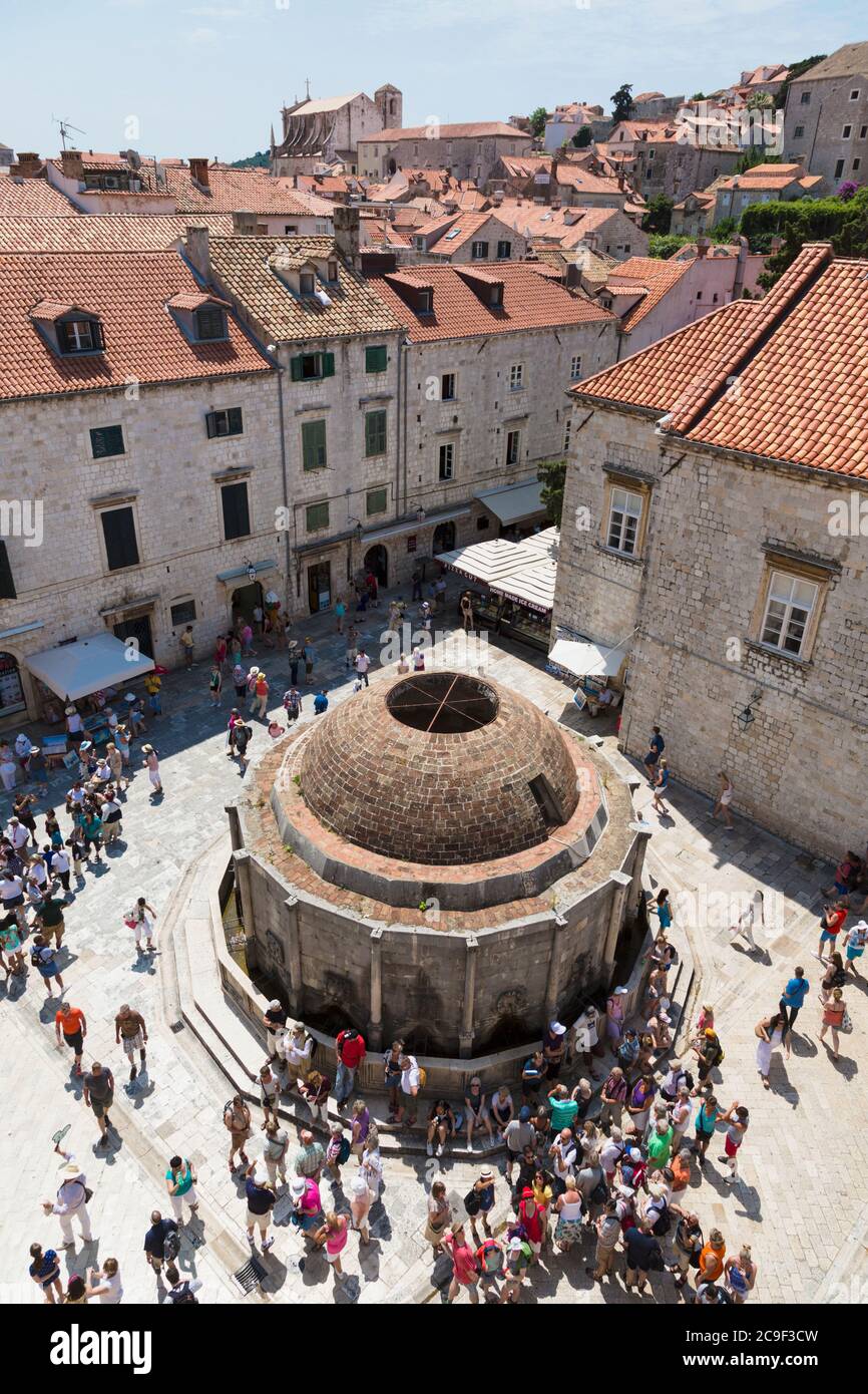 Dubrovnik, del condado de Dubrovnik-Neretva, en Croacia. La gran fuente de Onofrio. La ciudad vieja de Dubrovnik es un sitio del Patrimonio Mundial de la UNESCO. Foto de stock