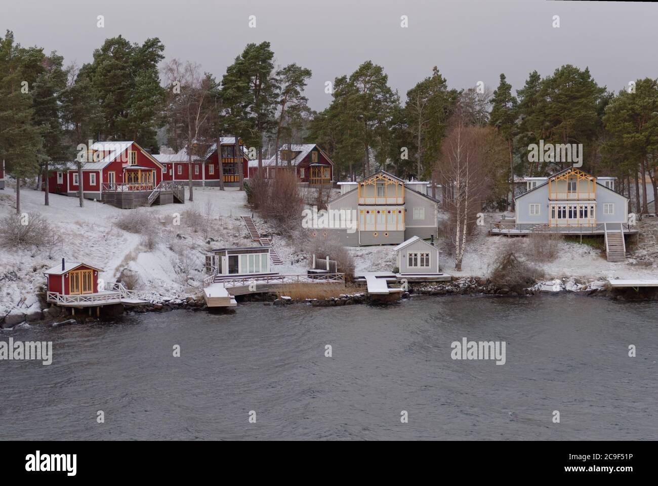 Casas de madera del archipiélago de Estocolmo en invierno, Suecia Foto de stock
