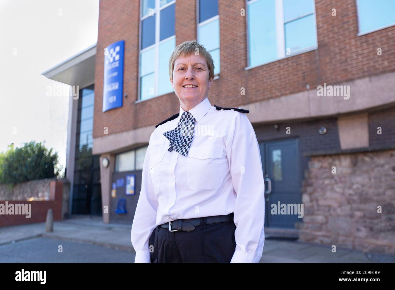 Superintendente Sue Thomas de la fuerza policial de West Mercia. Está frente a la comisaría de Hereford. Foto de stock