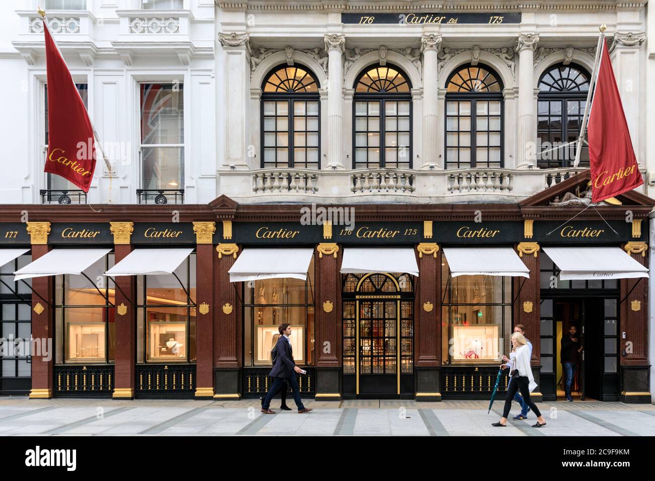 Cartier joyería de lujo y joyería Marca insignia tienda en el exterior de  New Bond Street, Mayfair, Londres, Inglaterra, Reino Unido Fotografía de  stock - Alamy