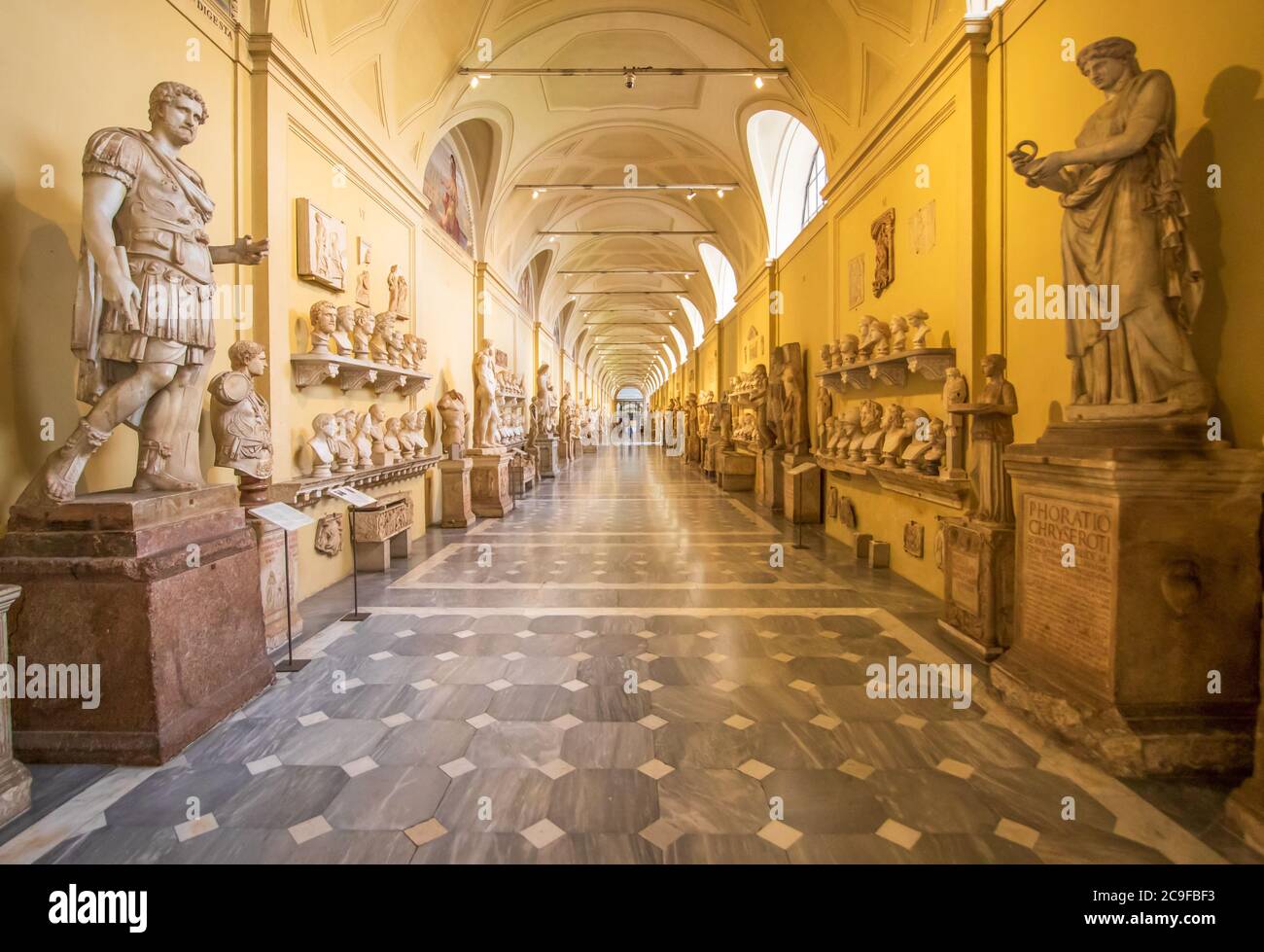 Los Museos Vaticanos son una inmensa colección de artefactos, frescos, pinturas y esculturas amasadas por la Iglesia Católica a lo largo de los siglos Foto de stock