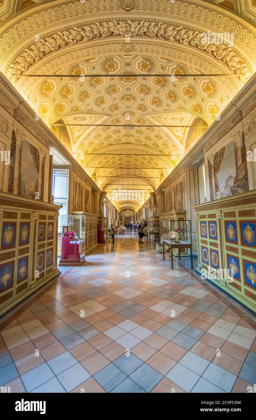 Los Museos Vaticanos son una inmensa colección de artefactos, frescos, pinturas y esculturas amasadas por la Iglesia Católica a lo largo de los siglos Foto de stock