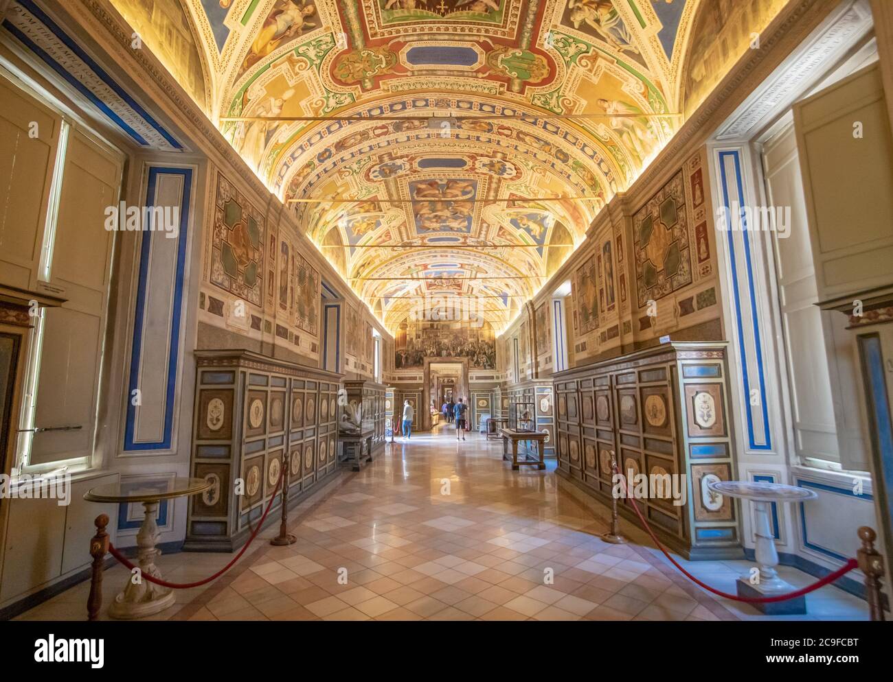 Los Museos Vaticanos son una inmensa colección de artefactos, frescos, pinturas y esculturas amasadas por la Iglesia Católica a lo largo de los siglos Foto de stock
