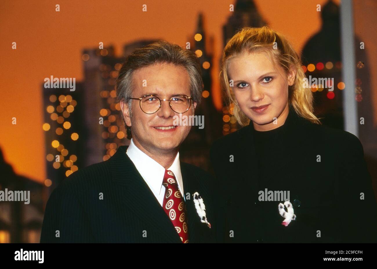 Harald-Schmidt-Show, Unterhaltungstalkshow, Deutschland 1995 - 2003, Sendung vom 25. Oktober 1996, Harald Schmidt mit Gaststar Gymnastin Magdalena Brzeska Foto de stock