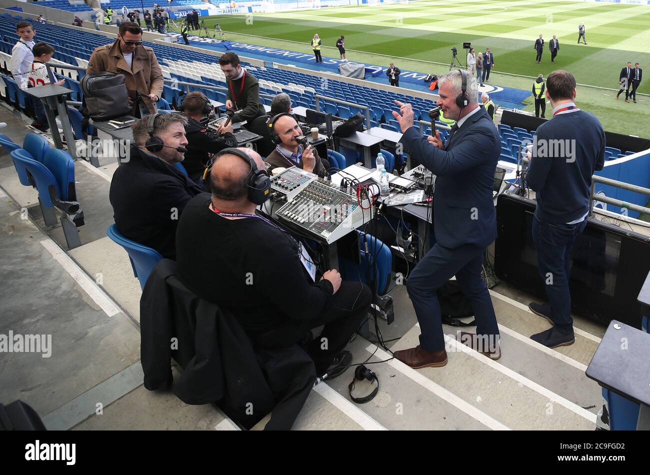 Guy Mowbray (centro), comentarista del Partido del día de la BBC TV, habla  con Radio 5 Live Mark Chapman y BBC Radio 5 Live John Murray en los stands  durante el partido