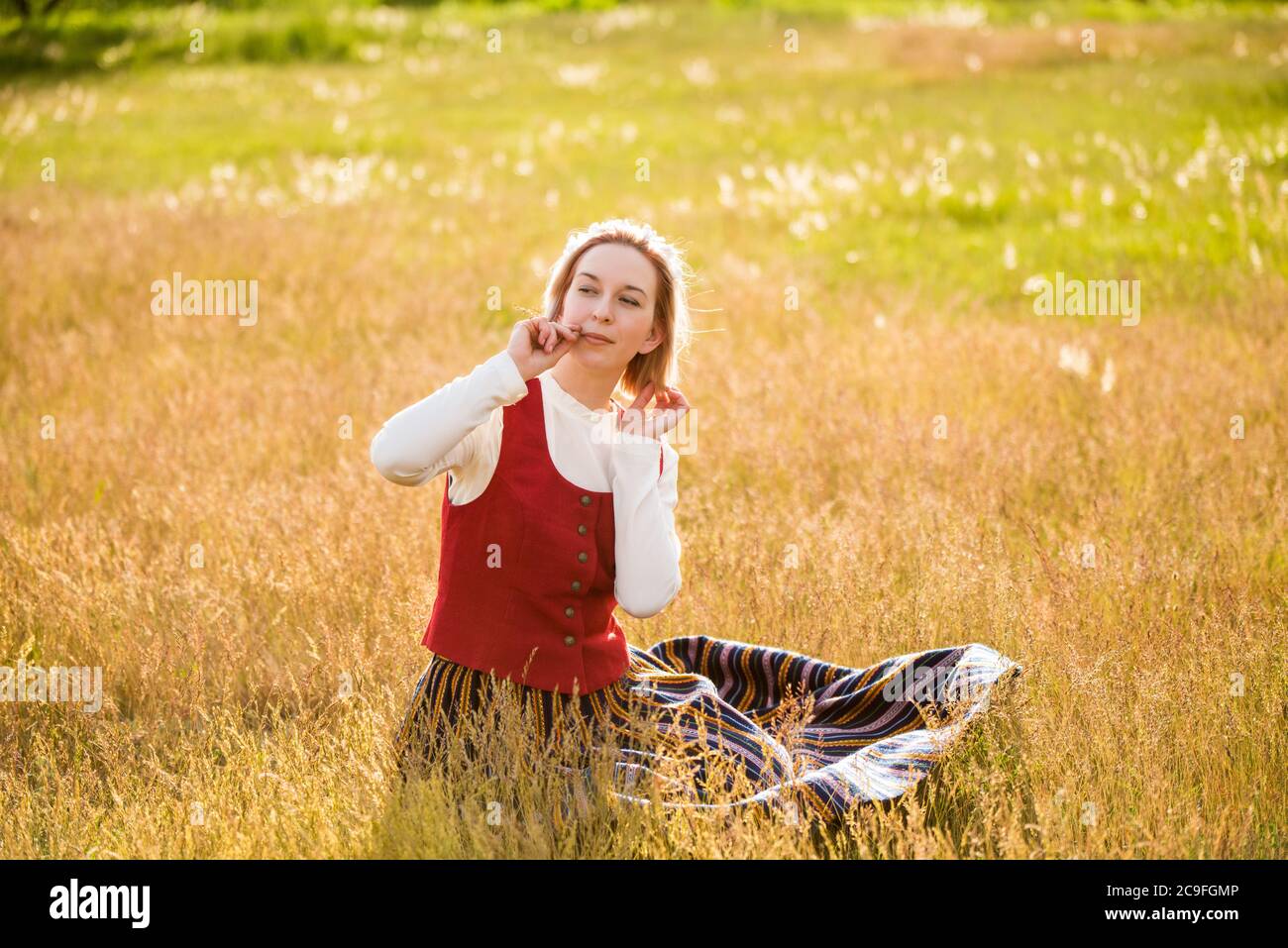 Mujer letona en la ropa tradicional en el campo Fotografía de stock - Alamy